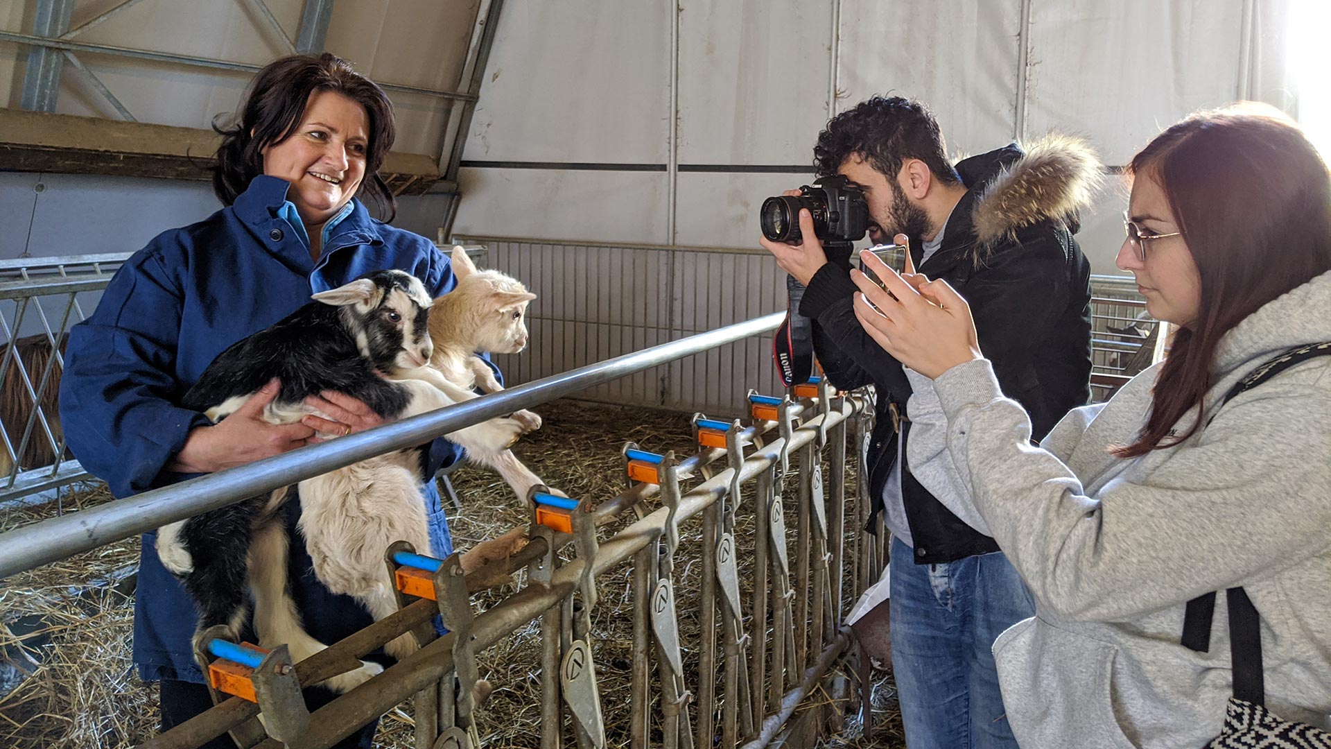 Coppia di videomaker durante video intervista allevatrice sui Monti della Laga