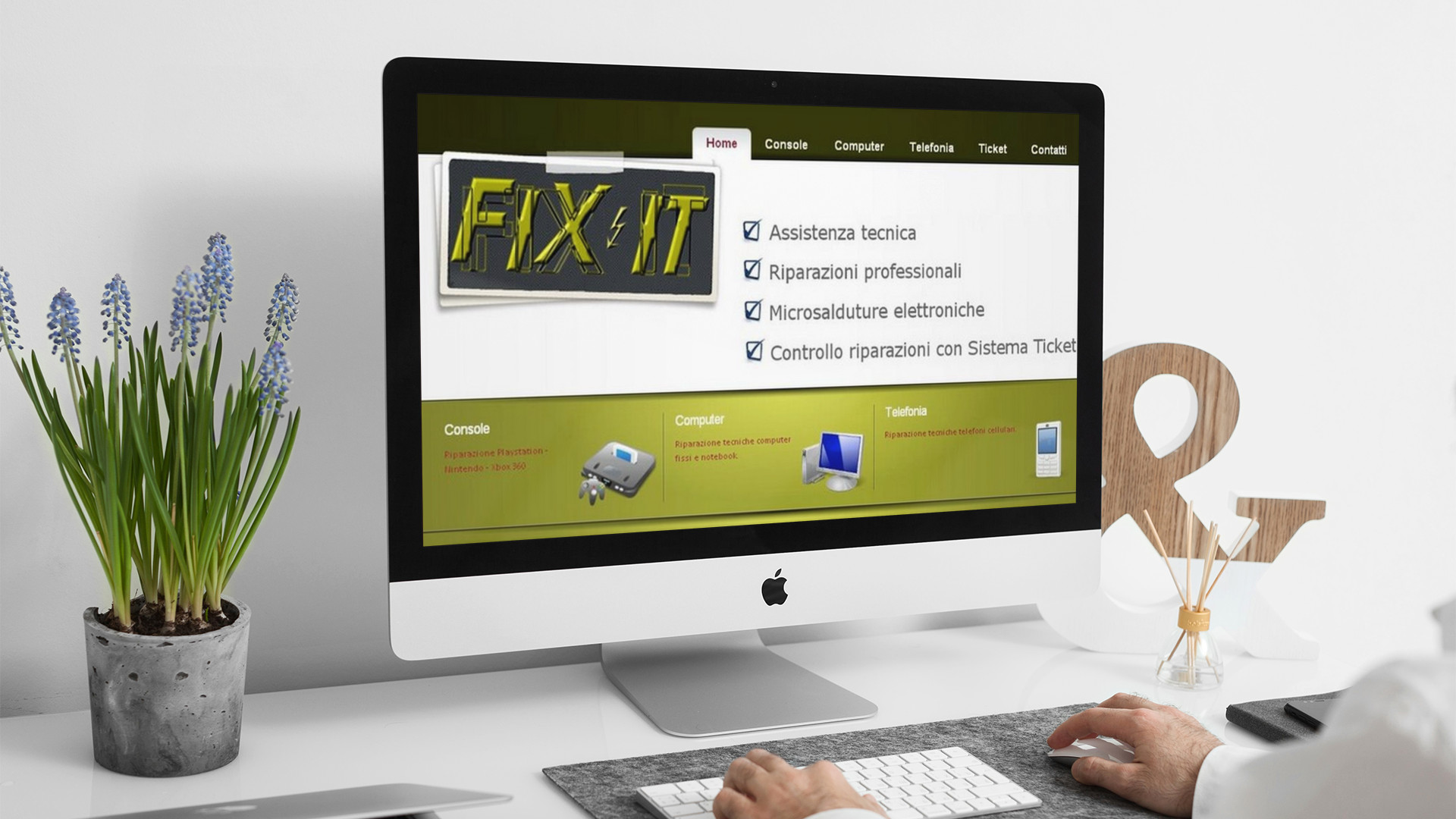Uomo che guarda sull'iMac la Home Page del sito web di Fix-It di Teramo
