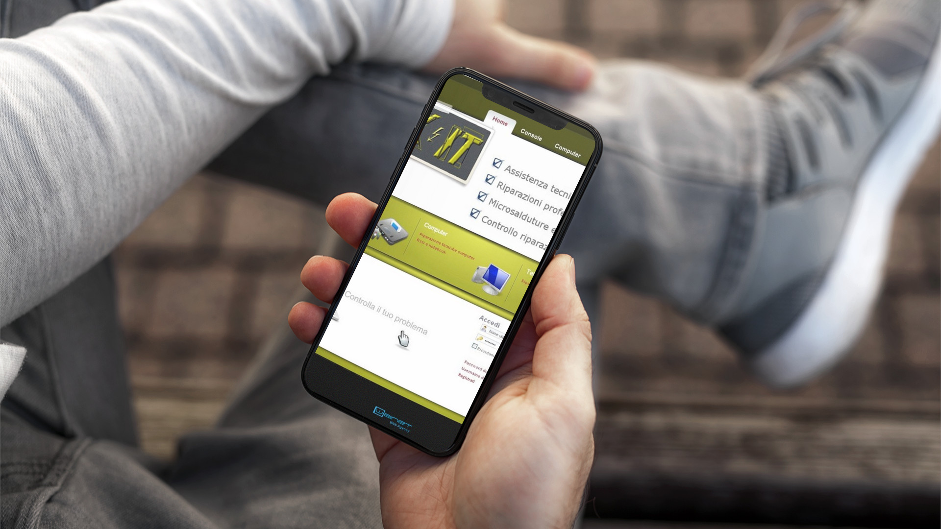 Mano con iPhone che mostra il sito web in modalità mobile responsive di Fix-It di Teramo