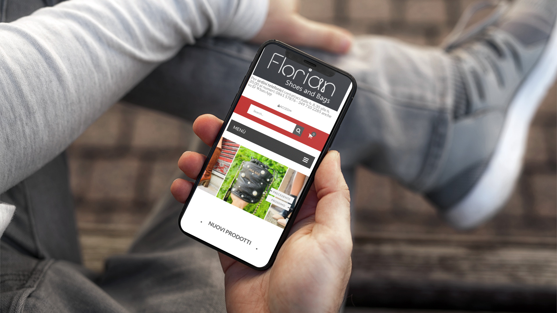 Mano con iPhone mostra l'e-commerce mobile di Florian Calzature