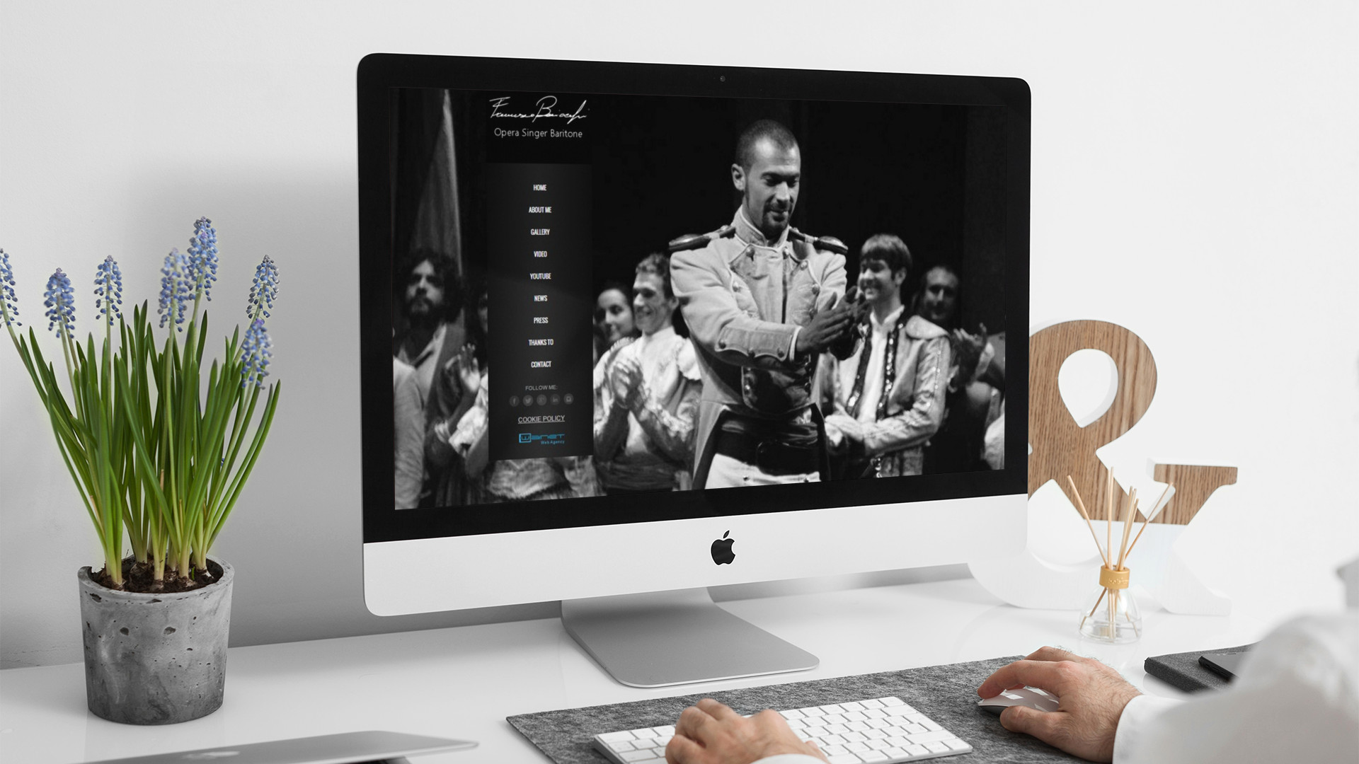 Uomo che guarda sull'iMac la Home Page del sito web di Francesco Baiocchi di Teramo