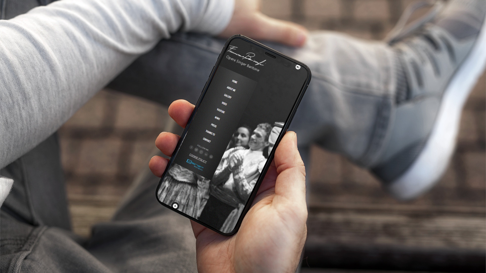 Mano con iPhone che mostra il sito web in modalità mobile responsive di Francesco Baiocchi di Teramo