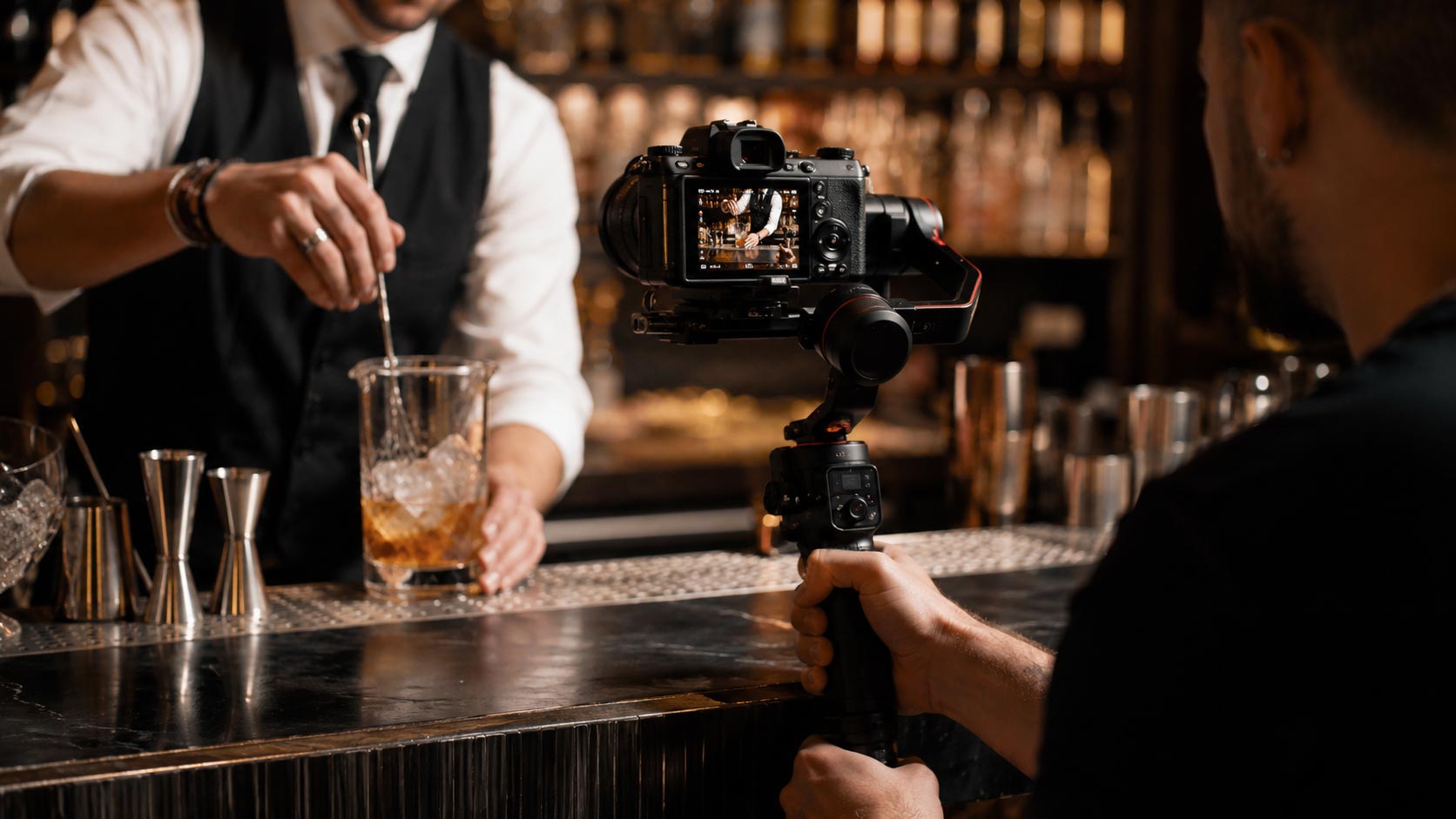 Videomaker con gimbal mentre riprende il bartender che prepara un cocktail al Galleria 900 Teramo