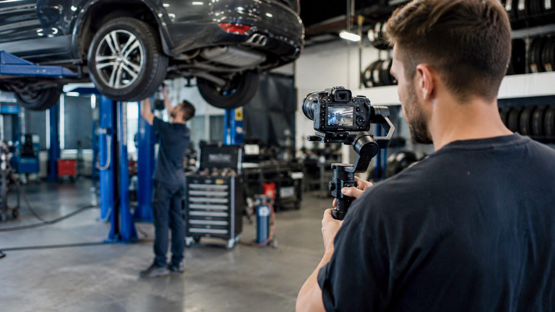Videomaker con gimbal durante riprese video in officina presso Gran Sasso Gomme a Teramo