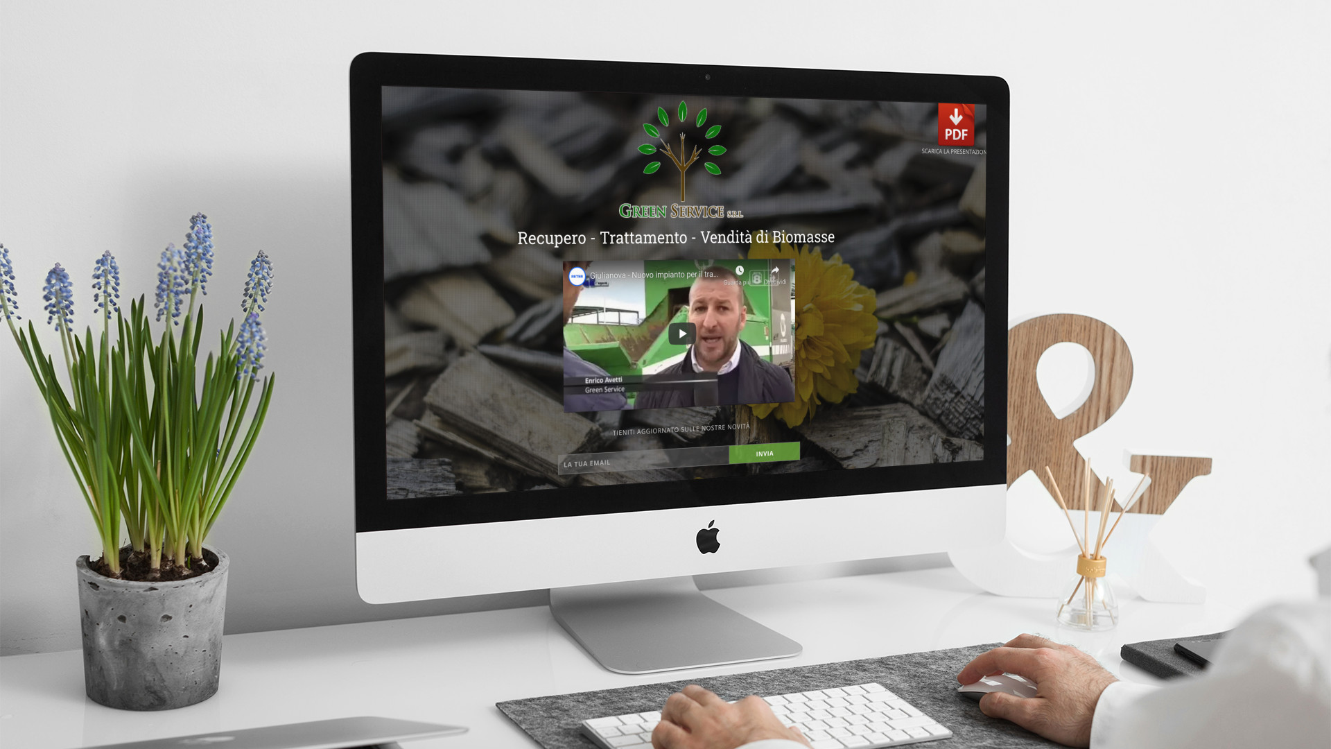 Uomo che guarda sull'iMac la Home Page del sito web della Green Service
