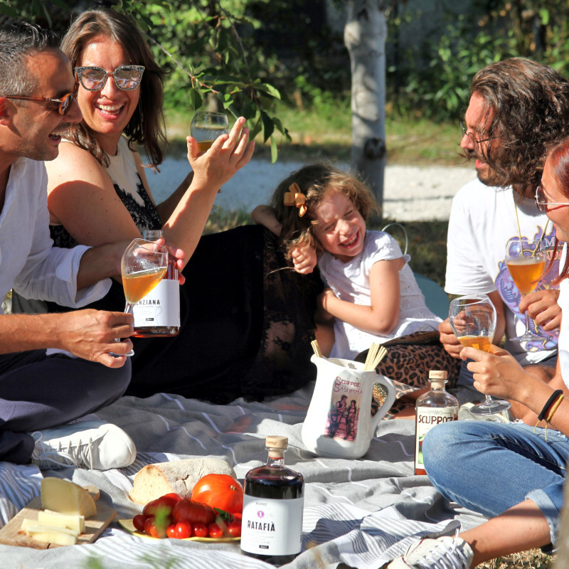 Gruppo di amici Scuppoz sorridente durante un picnic a Campli