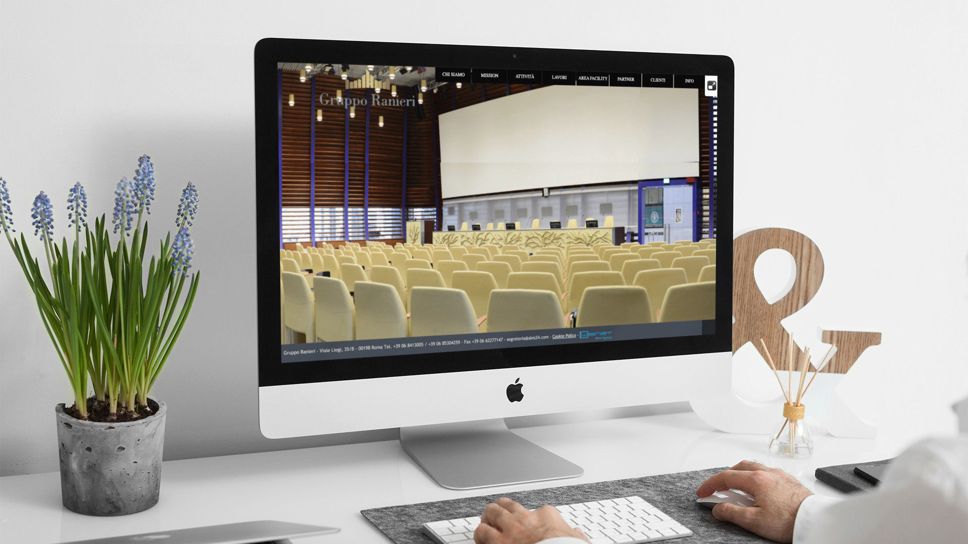 Uomo che guarda sull'iMac la Home Page del sito web del Gruppo Ranieri di Roma
