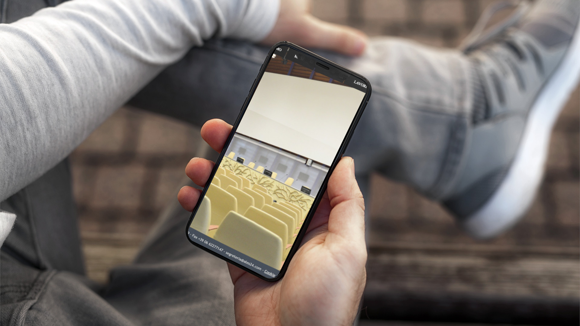 Mano con iPhone che mostra il sito web in modalità mobile responsive del Gruppo Ranieri di Roma