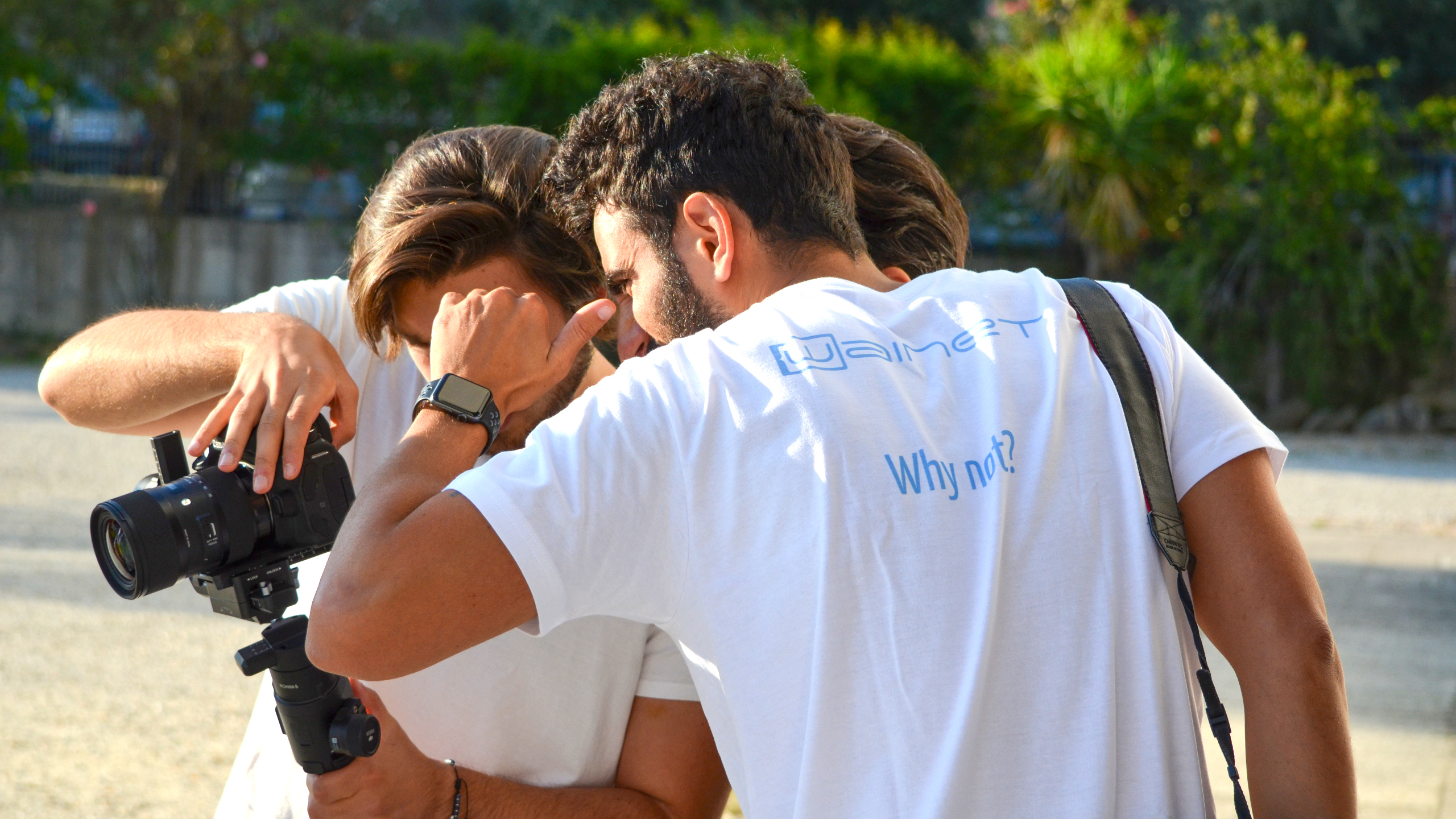 Team durante riprese fotografiche all'aperto per il Gruppo Rodi