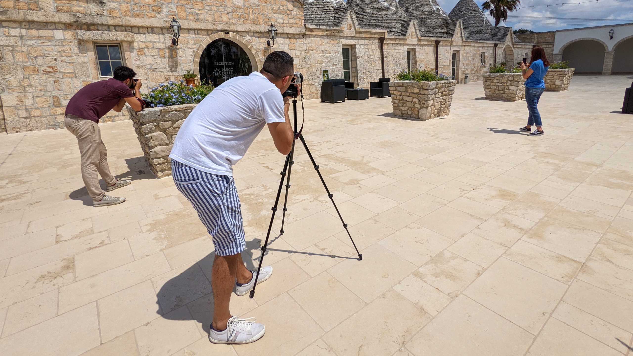 Videomaker durante le riprese in un resort ad Alberobello per il Gruppo Rodi
