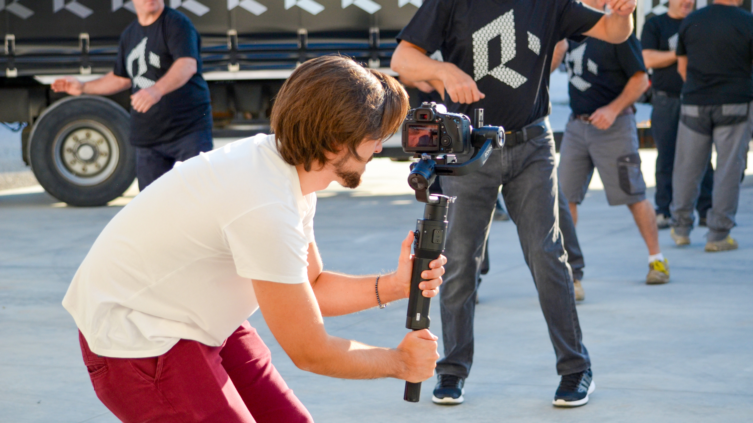 Videomaker riprende lo staff del Gruppo Rodi con uno stabilizzatore