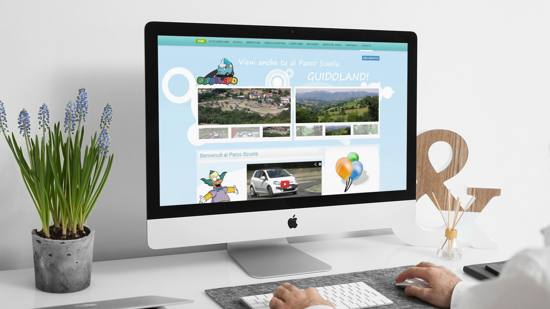 Uomo che guarda sull'iMac la Home Page del sito web di Guidoland di Ascoli Piceno
