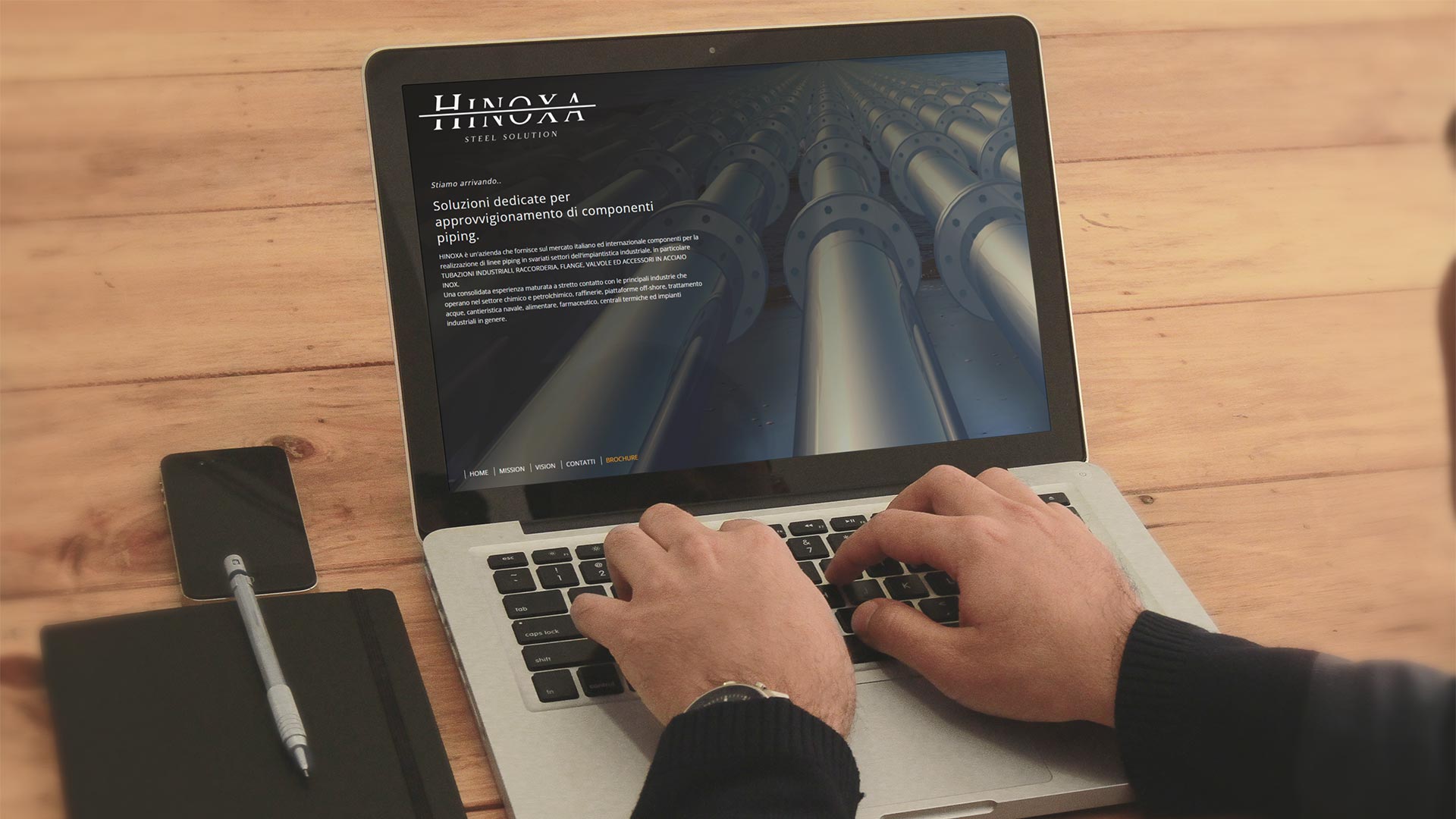 Notebook su scrivania mostra agente commerciale che apre la home page del Sito Web Hinoxa