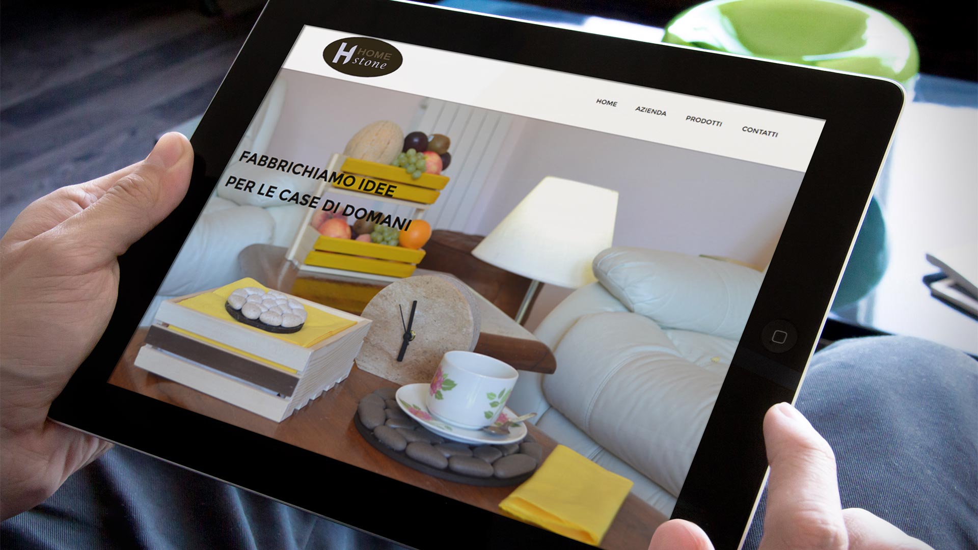 Uomo business con iPad nero in orizzontale che guarda il Sito Web Home Stone Italy