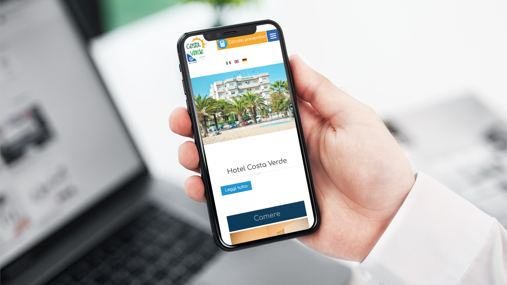 Mano con iPhone che mostra il sito web in modalità mobile responsive dell'Hotel Costa Verde di Tortoreto Lido