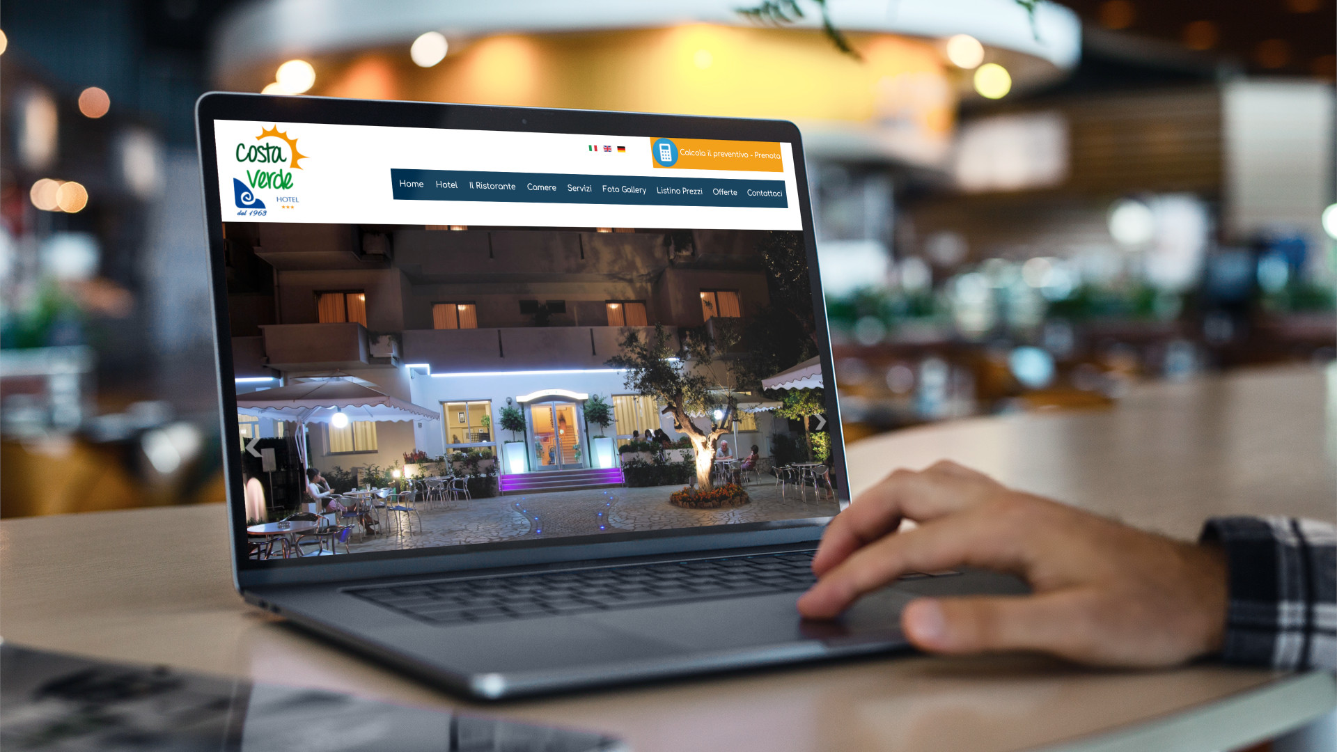 Uomo che guarda sull'iMac la Home Page del sito web dell'Hotel Costa Verde di Tortoreto Lido