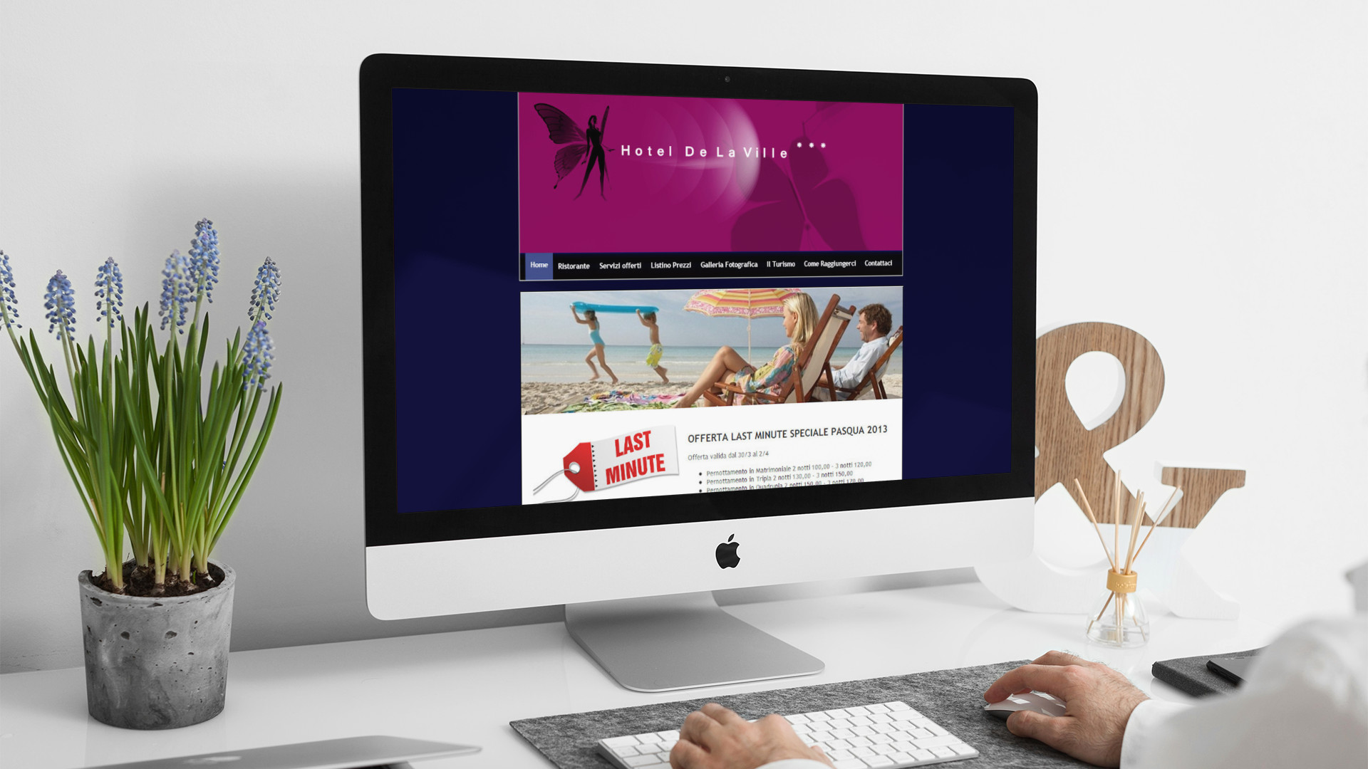 Uomo che guarda sull'iMac la Home Page del sito web dell'Hotel De La Ville Fatina di Roseto degli Abruzzi