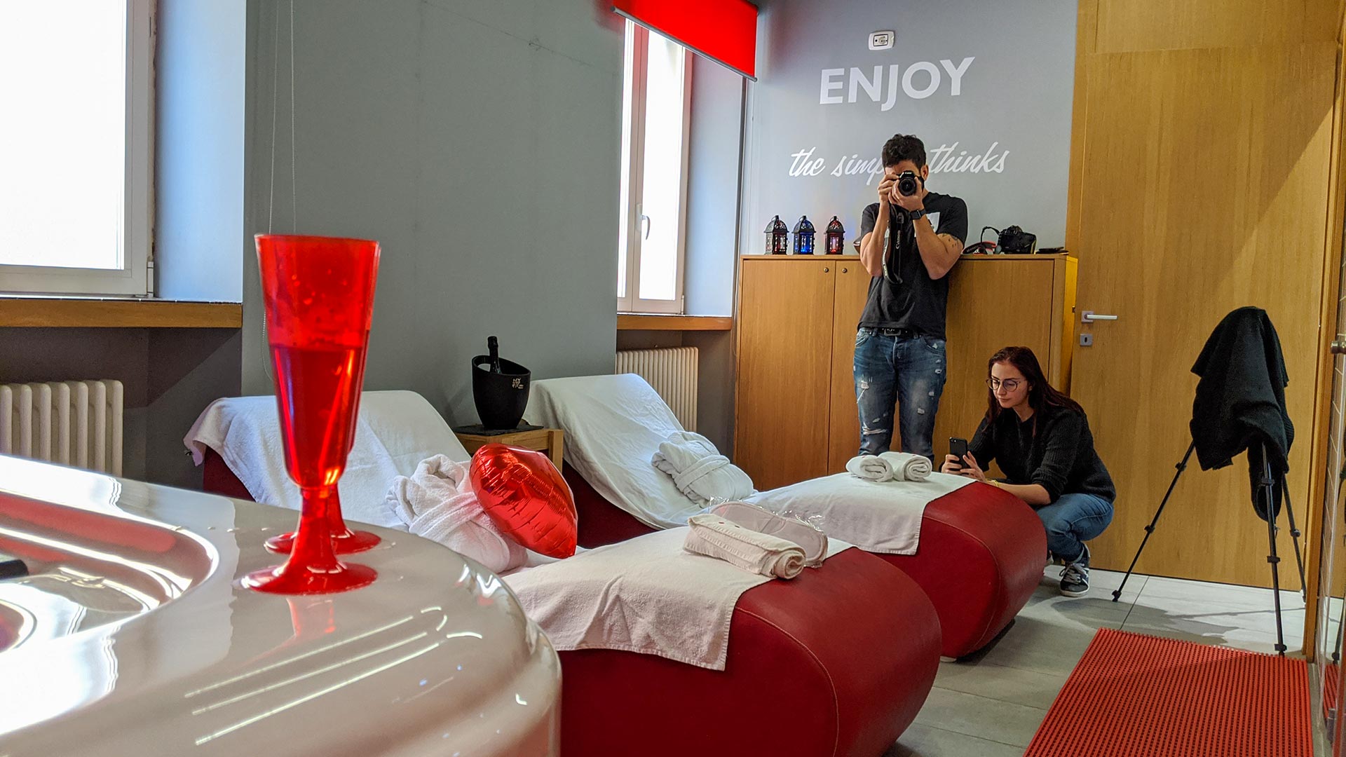Team di videomaker durante le riprese del video promozionale nella SPA dell'Hotel Gran Sasso di Teramo