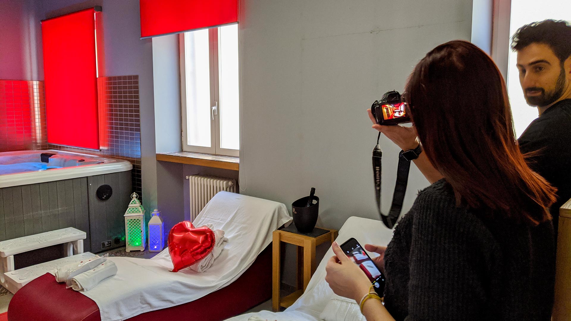 Team di videomaker durante le riprese del video promozionale nella SPA dell'Hotel Gran Sasso di Teramo