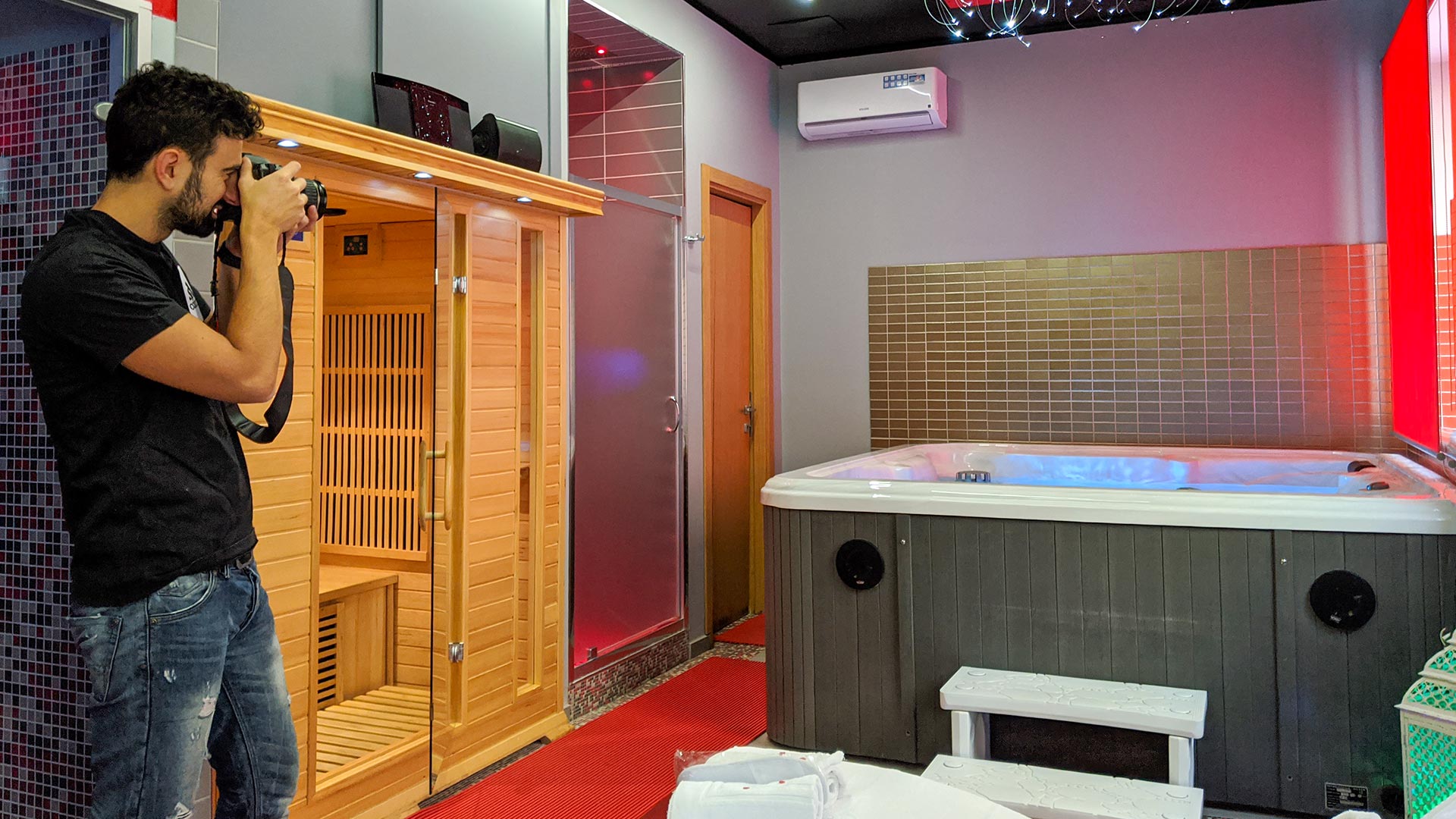 Fotografo durante lo shooting fotografico professionale nella SPA dell'Hotel Gran Sasso di Teramo
