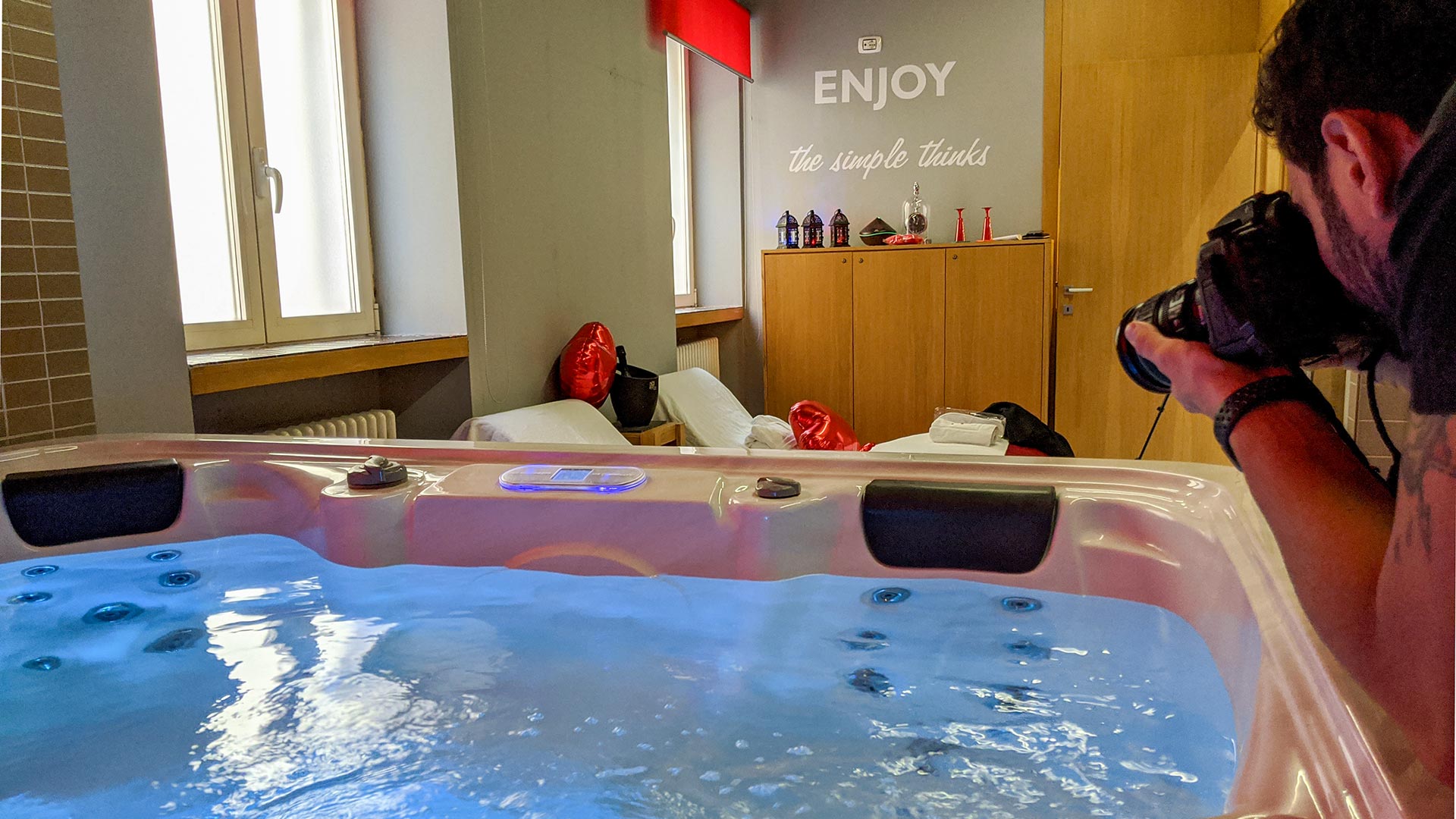 Fotografo durante lo shooting fotografico professionale nella SPA dell'Hotel Gran Sasso di Teramo