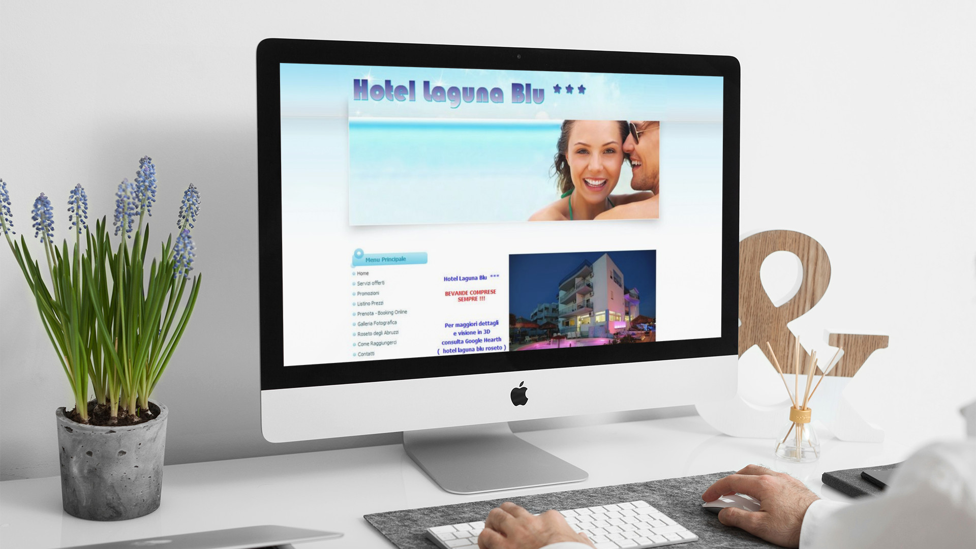Uomo che guarda sull'iMac la Home Page del sito web dell'Hotel Laguna Blu di Roseto degli Abruzzi