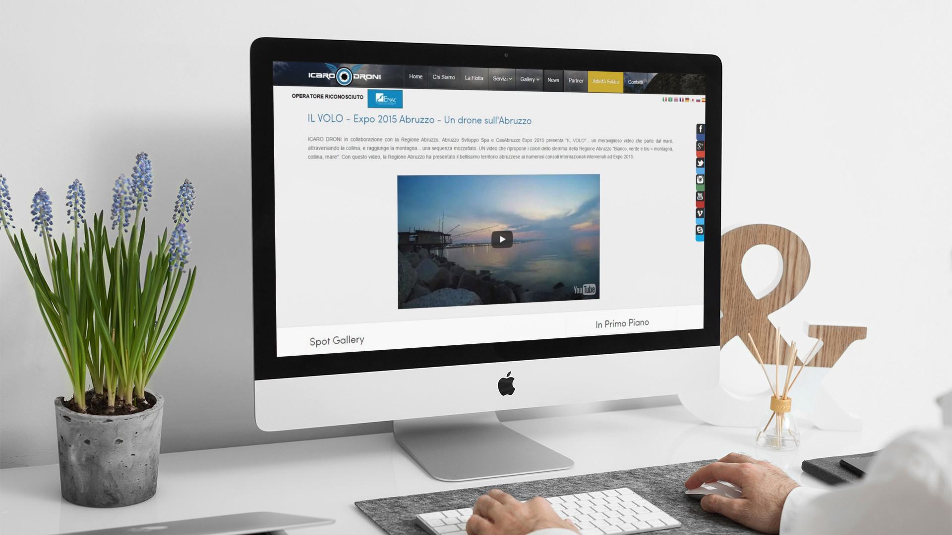 Uomo che guarda sull'iMac la Home Page del sito web di Icaro Droni