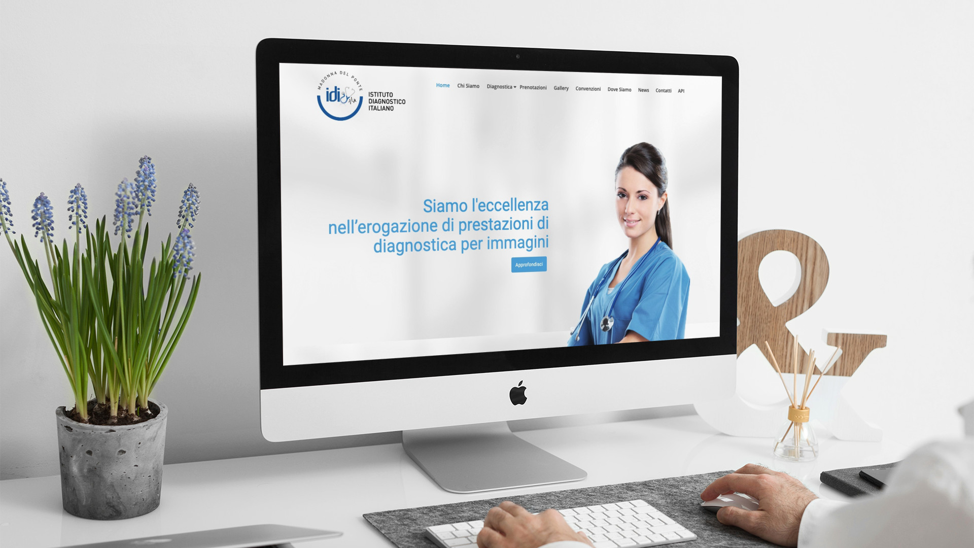 Uomo consulta sull'iMac il sito di IDIAPI