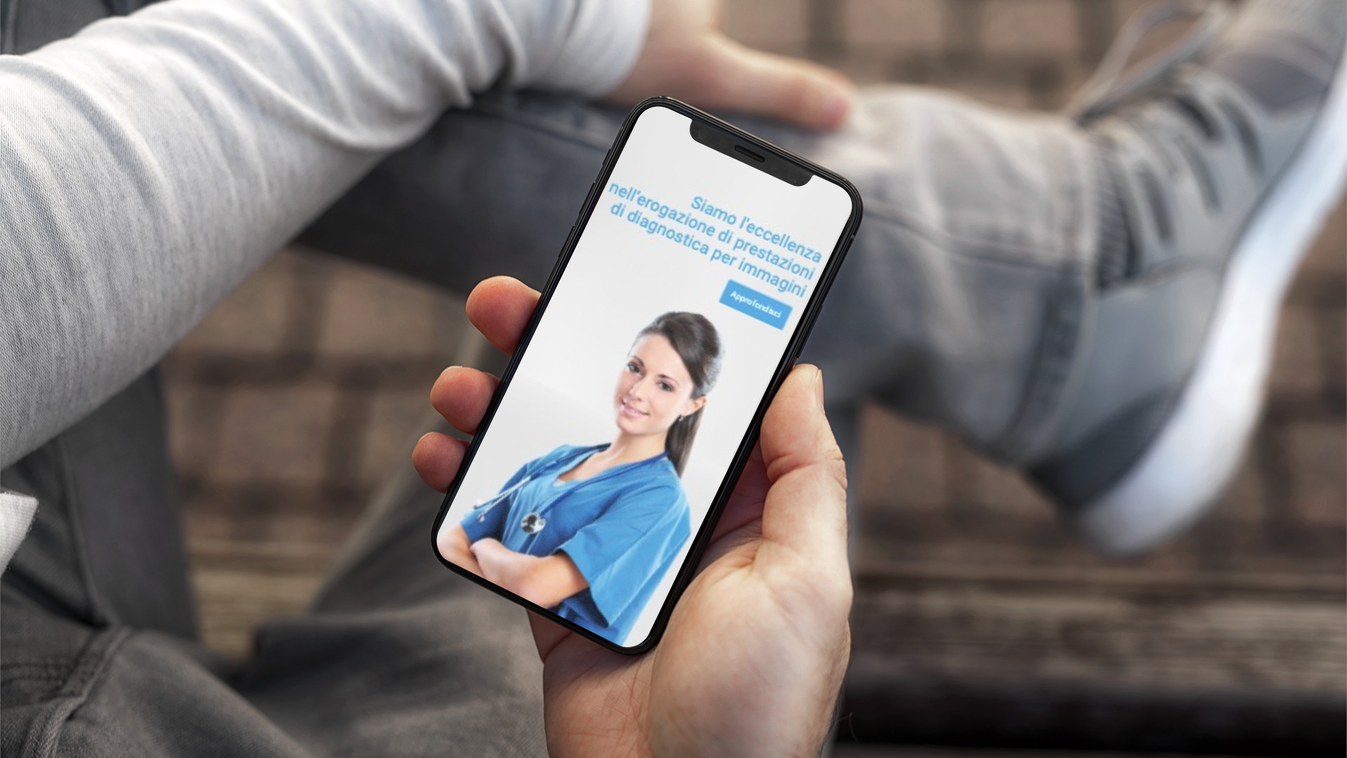 Mano con iPhone mostra il sito mobile di IDIAPI