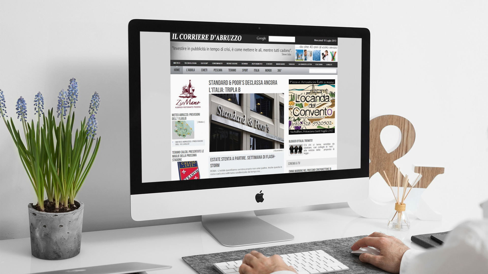 Uomo che guarda sull'iMac la Home Page del sito web de Il Corriere D'Abruzzo