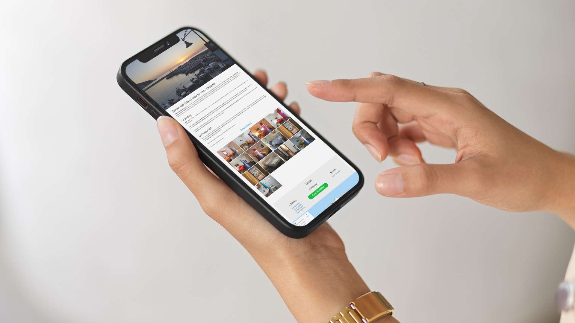 Mano con iPhone che mostra il sito web in modalità mobile responsive de Il Corsaro di Peschici