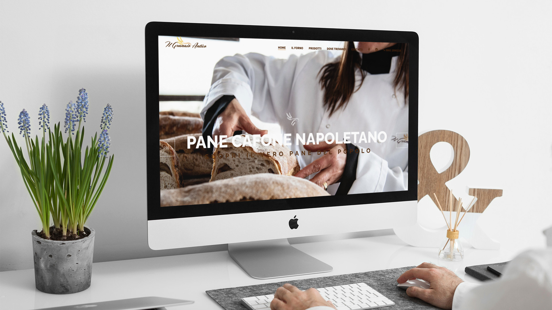Uomo che guarda sull'iMac la Home Page del sito web de Il Granaio Antico di Castellalto Teramo