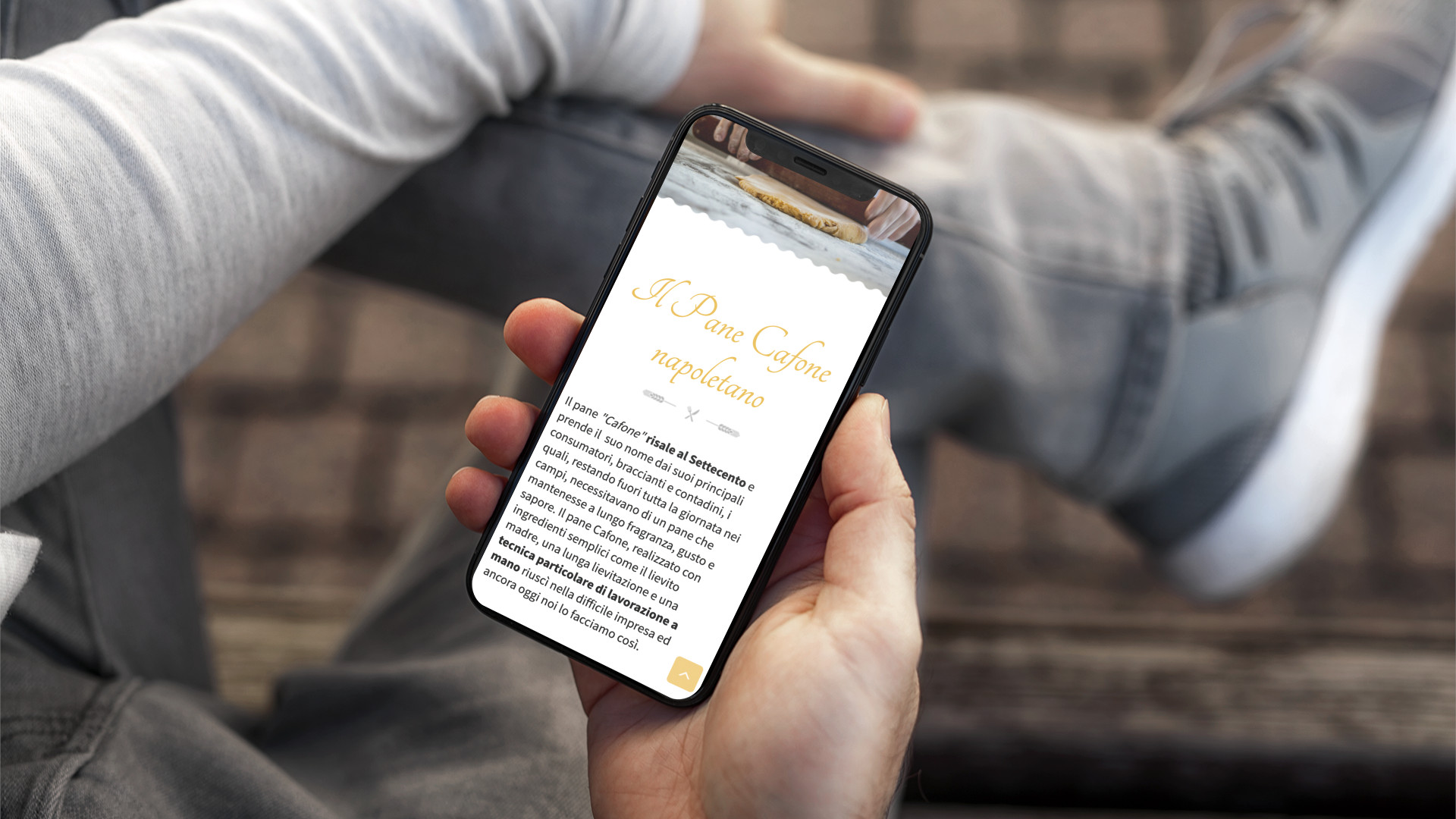 Mano con iPhone mostra il sito mobile del Granaio Antico