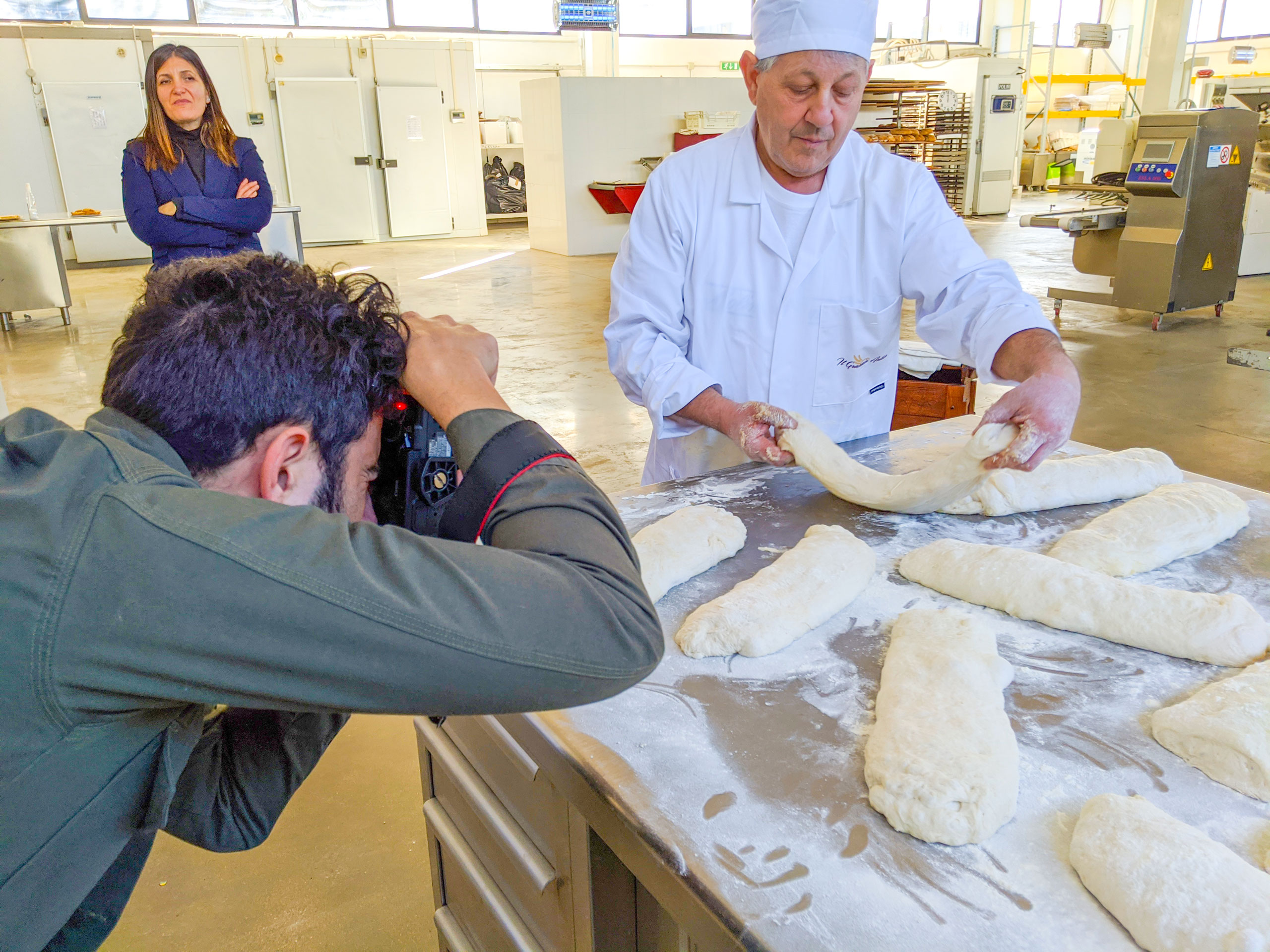 Videomaker riprende il fornaio mentre prepara il pane del Granaio Antico