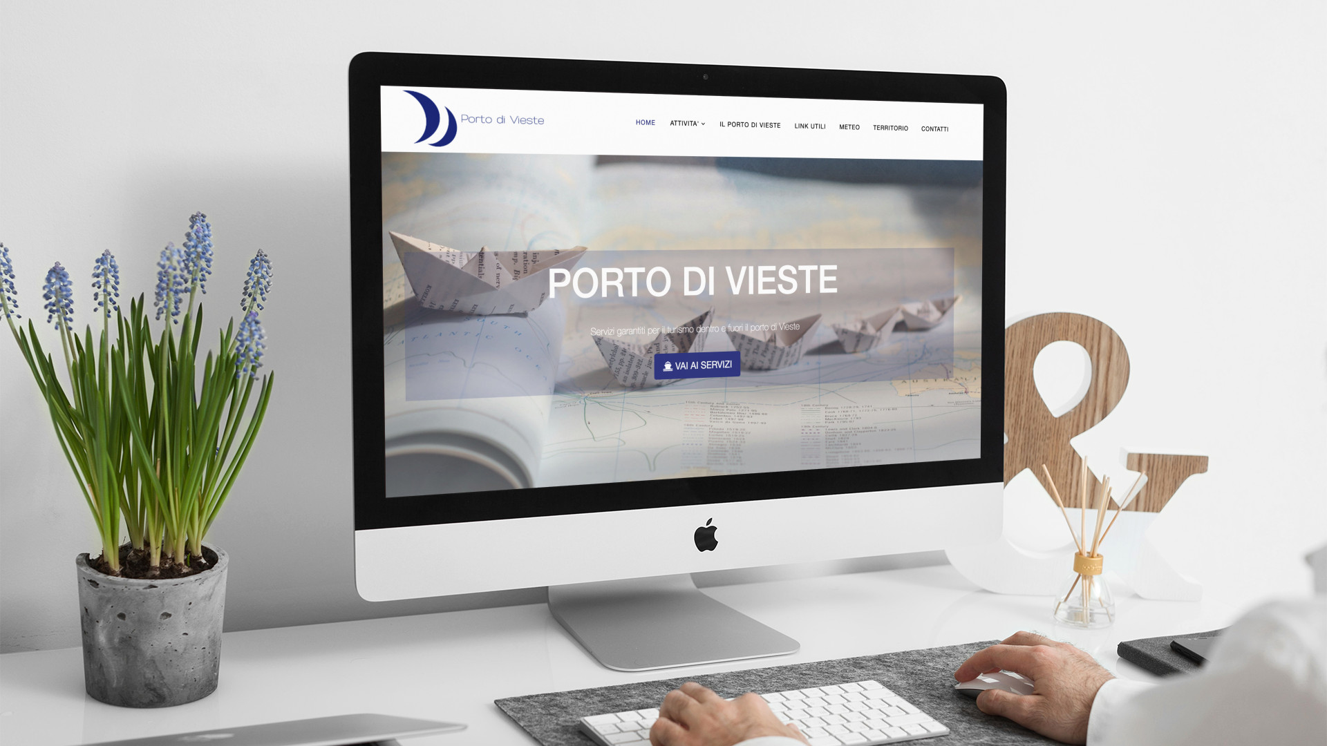 Uomo che guarda sull'iMac la home page del sito web del Porto di Vieste
