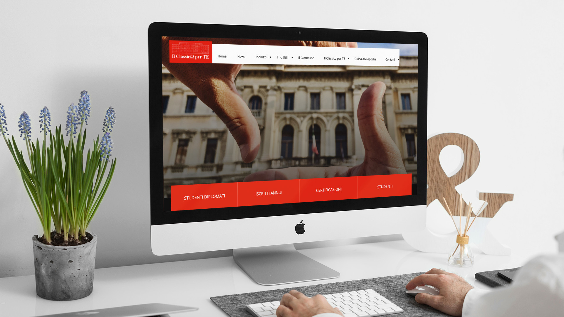Uomo che guarda sull'iMac la Home Page del sito web de Il Classico Per Te di Teramo