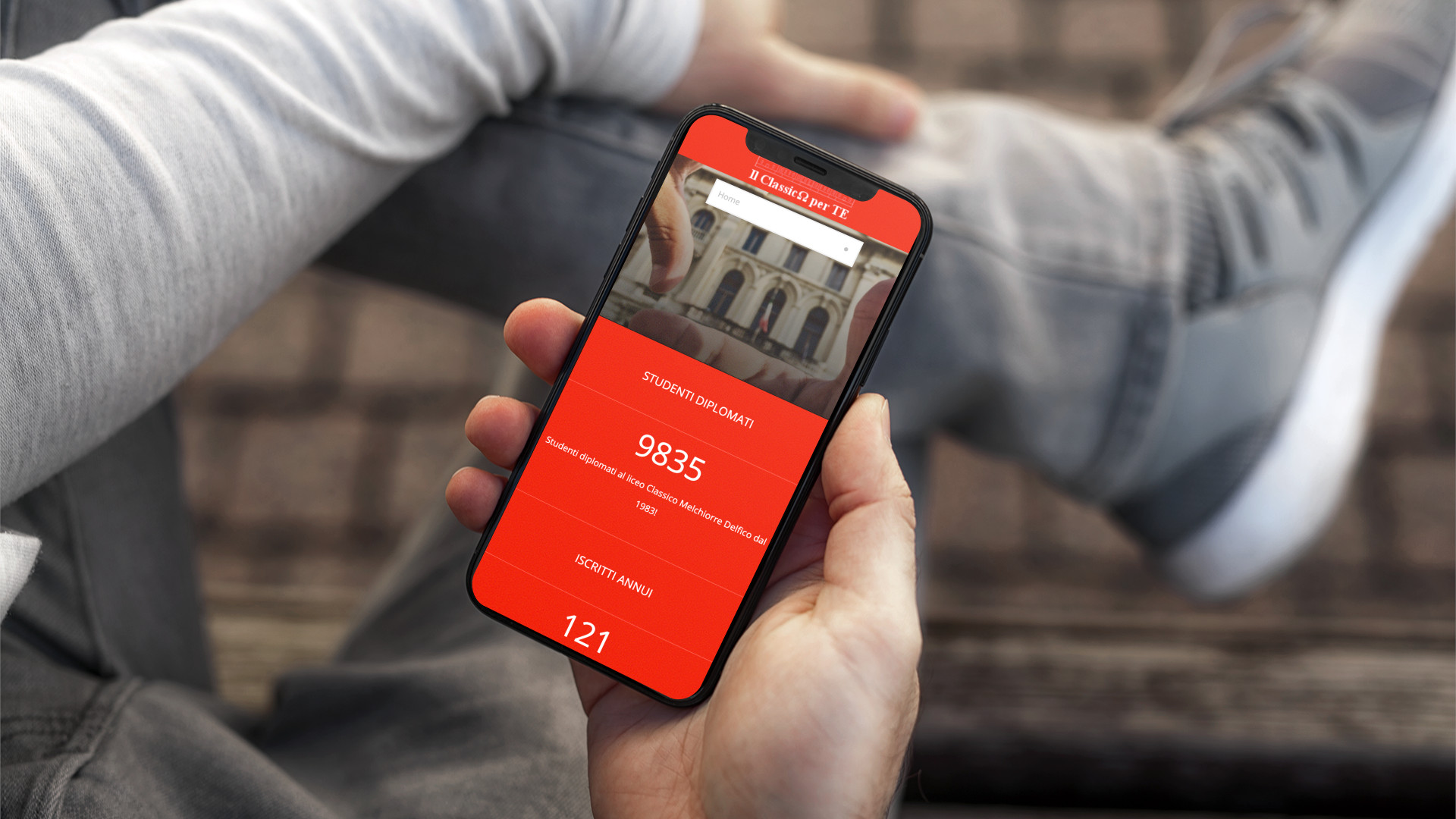 Mano con iPhone che mostra il sito web in modalità mobile responsive de Il Classico Per Te di Teramo