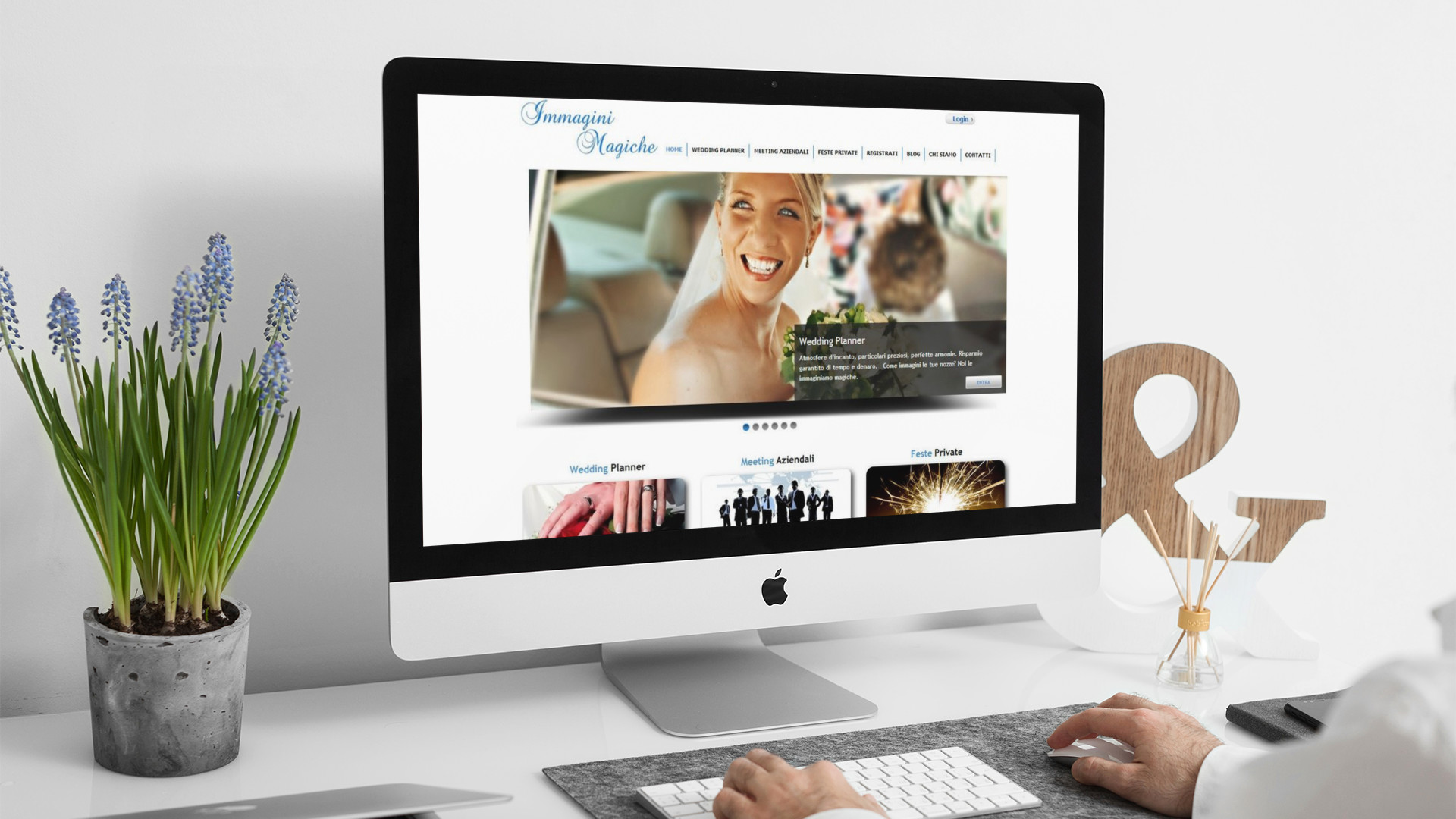 Uomo che guarda sull'iMac la Home Page del sito web di Immagini Magiche di Teramo
