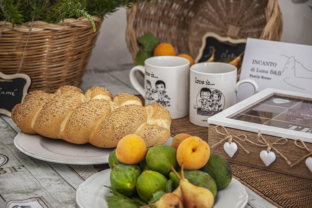Colazione con frutta fresca e dolci del Bed and Breakfast Incanto di Luna a Vieste vicino Pizzomunno