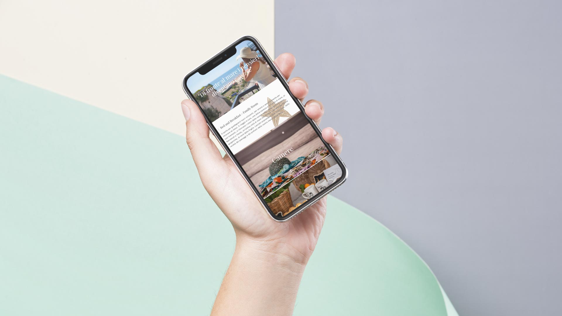 Ragazza tiene in mano smartphone con il Sito Web Incanto di Luna Vieste vicino Pizzomunno