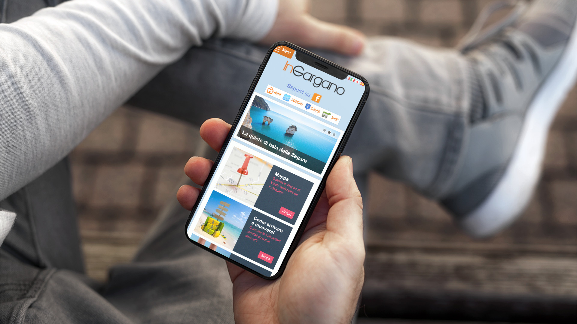 Uomo che guarda su iPhone il Portale Web InGargano in modalità mobile responsive