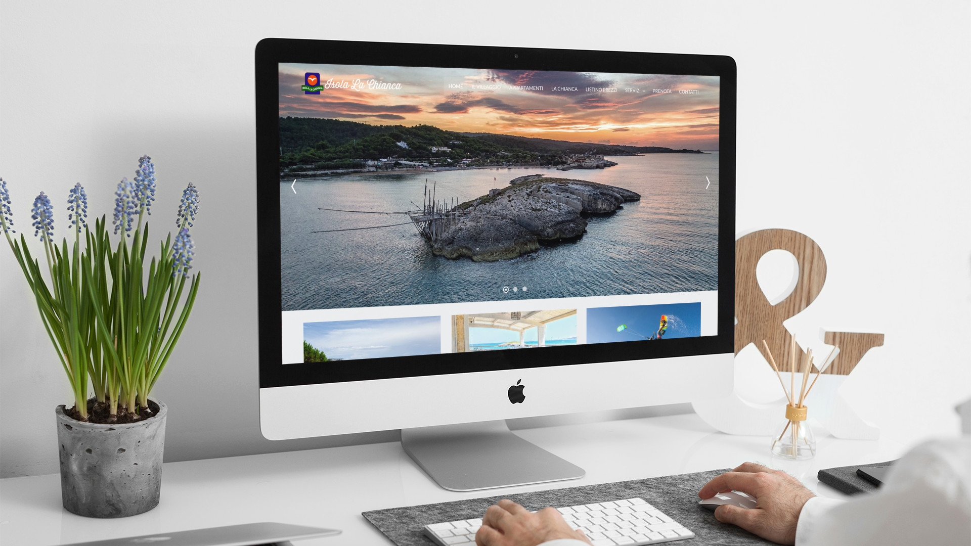 Uomo che guarda sull'iMac la home page del sito web di Isola La Chianca di Vieste