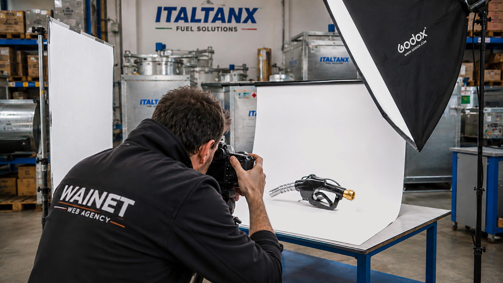 Fotografo durante shooting fotografico dei prodotti ITAL TANX in Abruzzo
