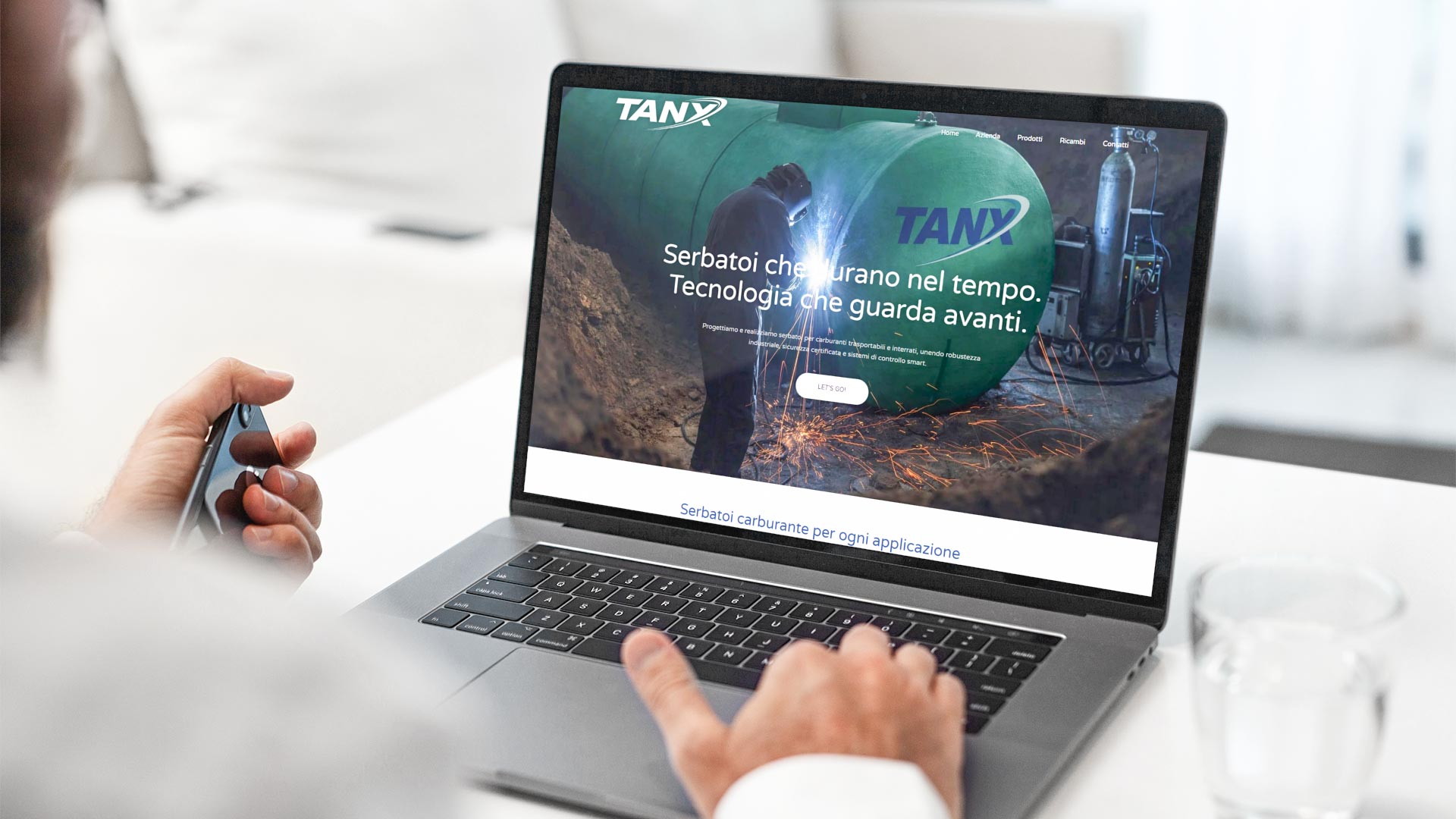 Ingegnere in ufficio visita dal notebook la home page del Sito Web ItalTanx