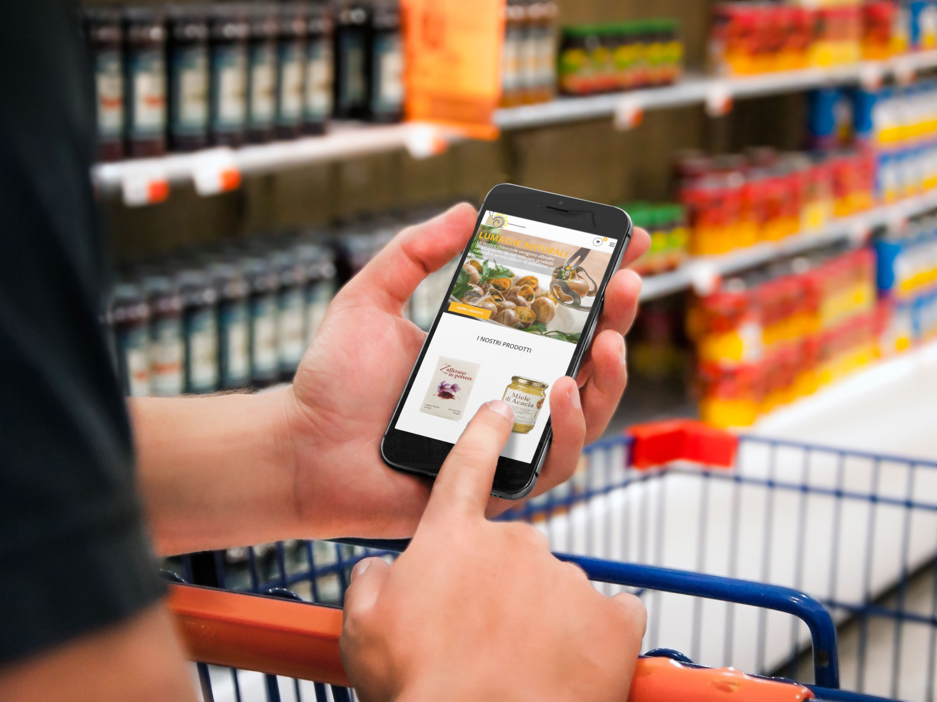Uomo al supermercato consulta sull'iPhone il sito della Lumaca Rosetana
