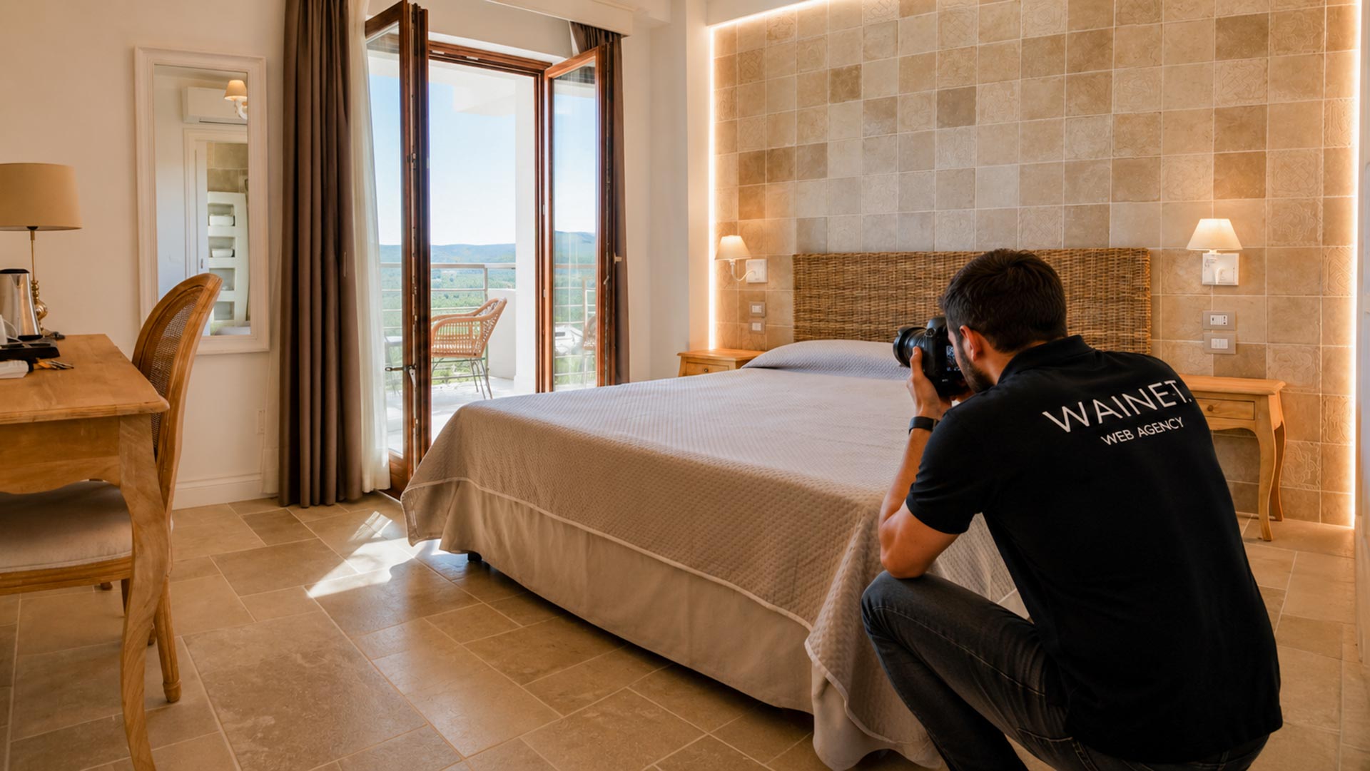 Fotografo mentre realizza scatti fotografici della camera suite presso agriturismo La Posta del Guardiano