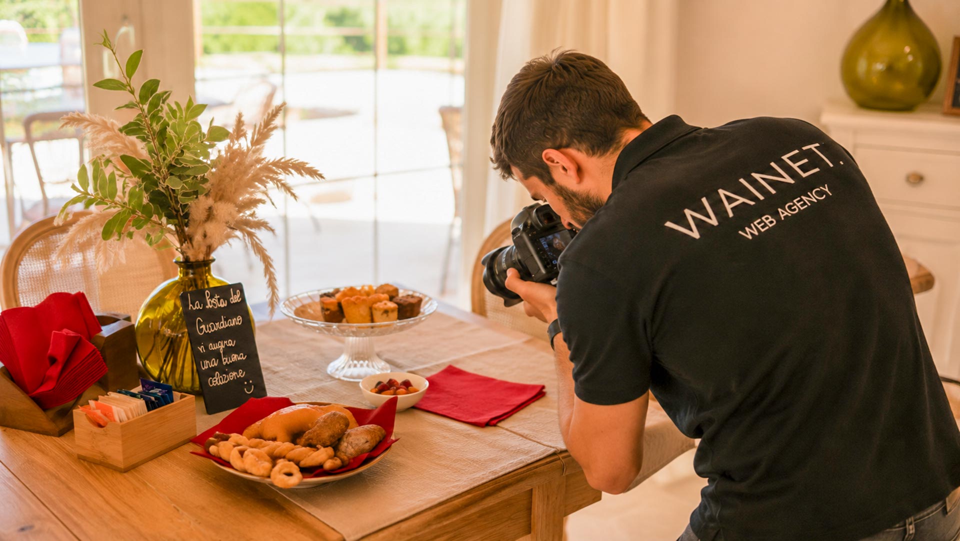 Fotografo durante il servizio fotografico dell'area colazione presso agriturismo La Posta del Guardiano