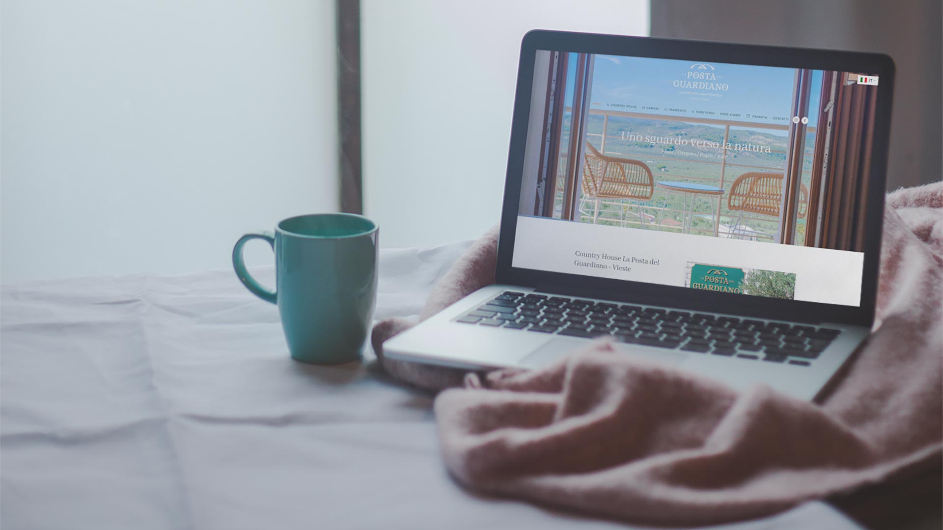 Sito della Posta del Guardiano aperto su un notebook appoggiato sul letto