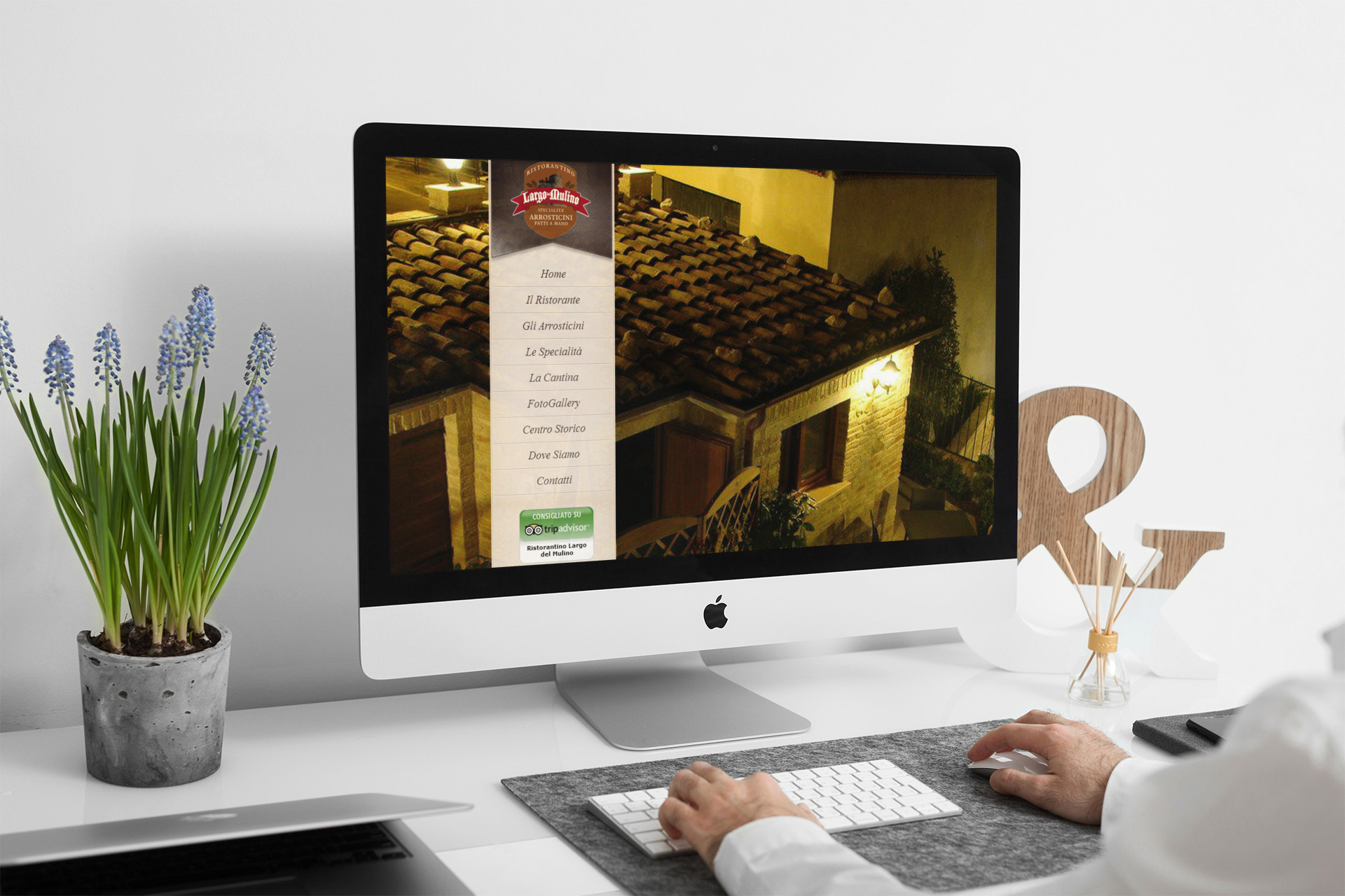 Uomo che guarda sull'iMac la Home Page del sito web del Largo Del Mulino di Teramo