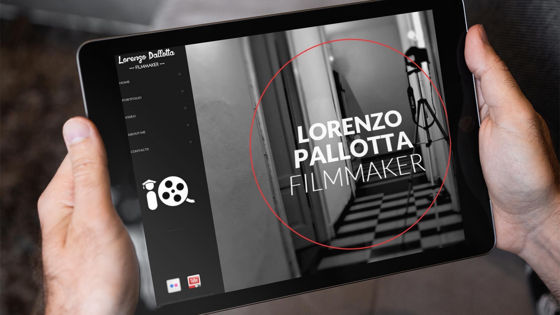 Uomo con iPad in orizzontale che guarda il Sito Web di Lorenzo Pallotta filmmaker